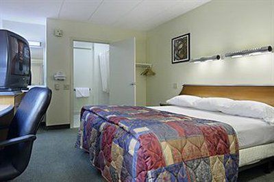 Hotel Red Roof Plus+ Philadelphia Airport 3*